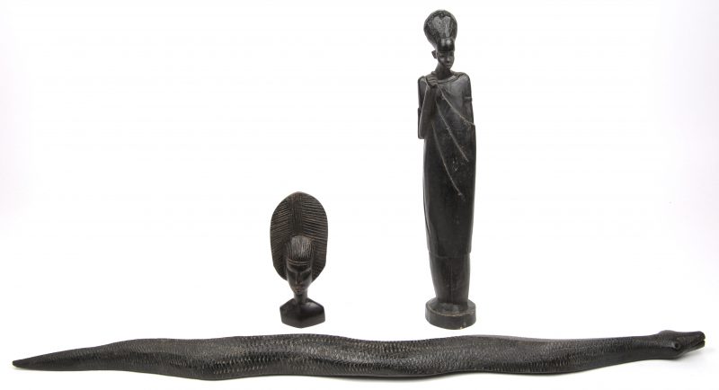 Een miniatuur buste, vrouwen beeldje en een slang. Drie houten beeldjes.