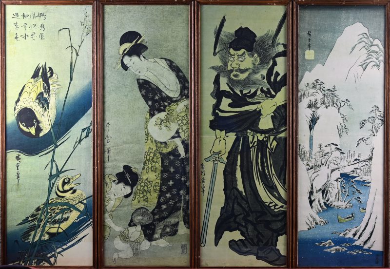 “Twee vissersboten in winterlandschap” en “twee geicha’s”, “twee mandarijnen” en “een japanse wachter”. Vier replica’s van japanse taferelen.