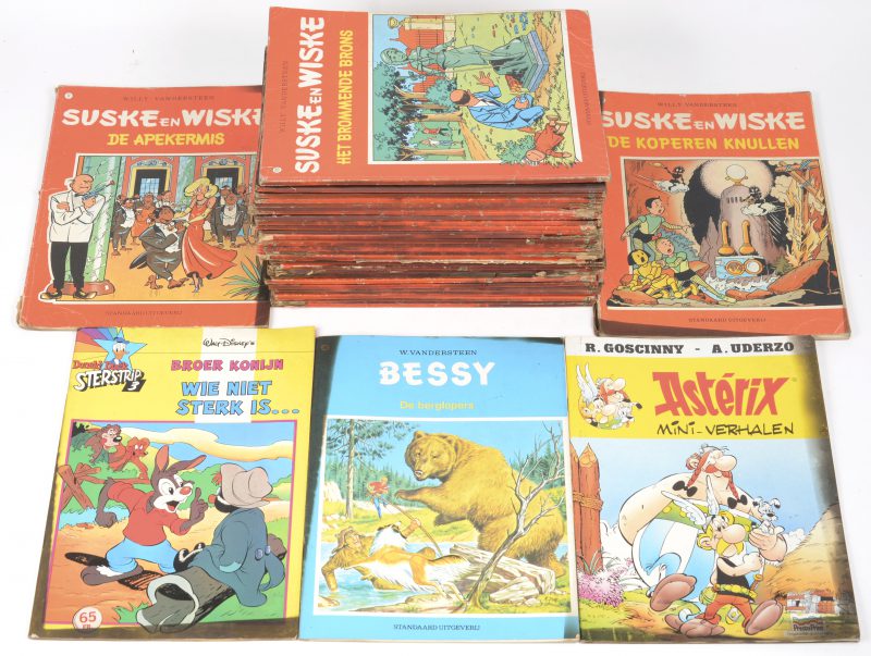 Een lot van 22 albums waaronder 19 Suske en wiske strips, een album van Bessy, een album van Asterix en een album van Donald Duck. Gebruiksschade.