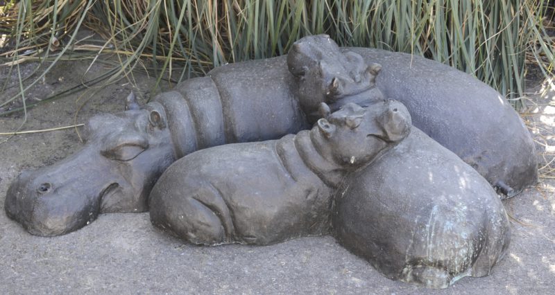 “Nijlpaarden”. Een bronzen fonteingroep.