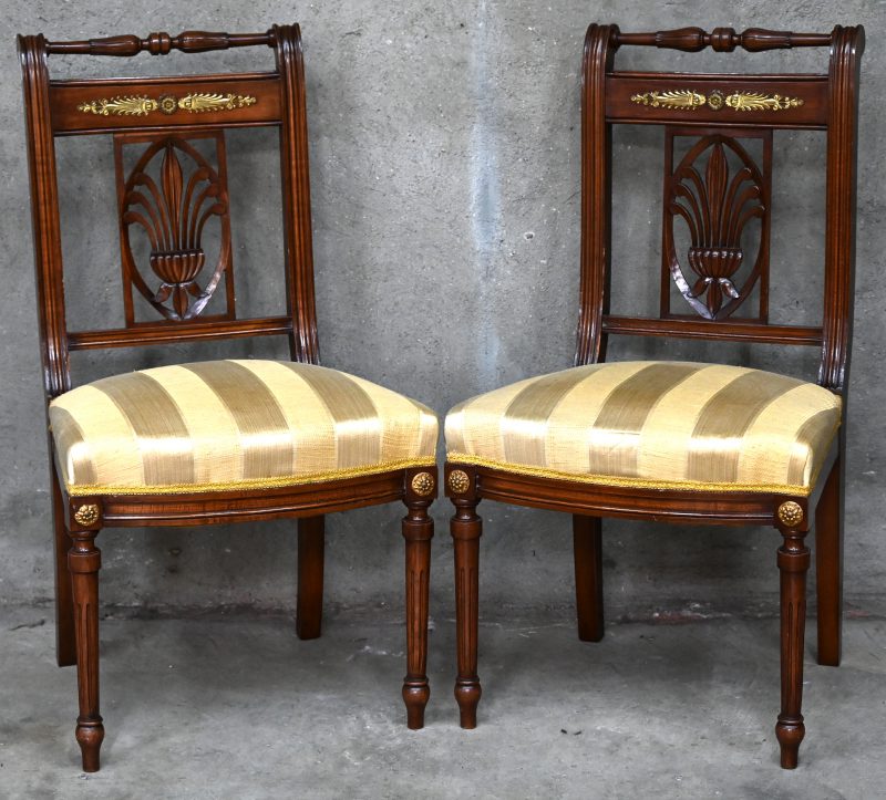 Een paar mahoniehouten stoelen met mooi gebeeldhouwde ruggen en met subtiele koperen monturen. Engeland, Georgian stijl.