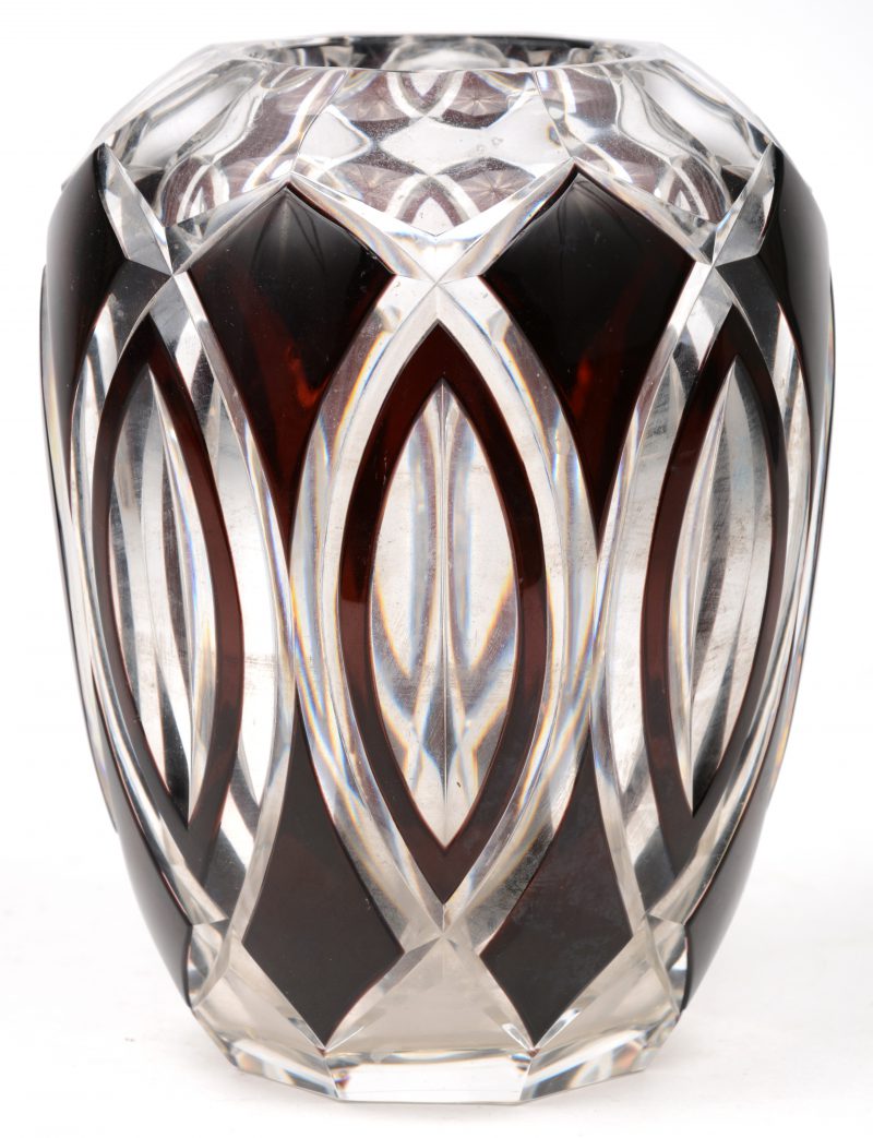 Een vaas van geslepen kristal met bruinrode vlakken. Vermoedelijk Val Saint Lambert, maar niet gemerkt onderaan.