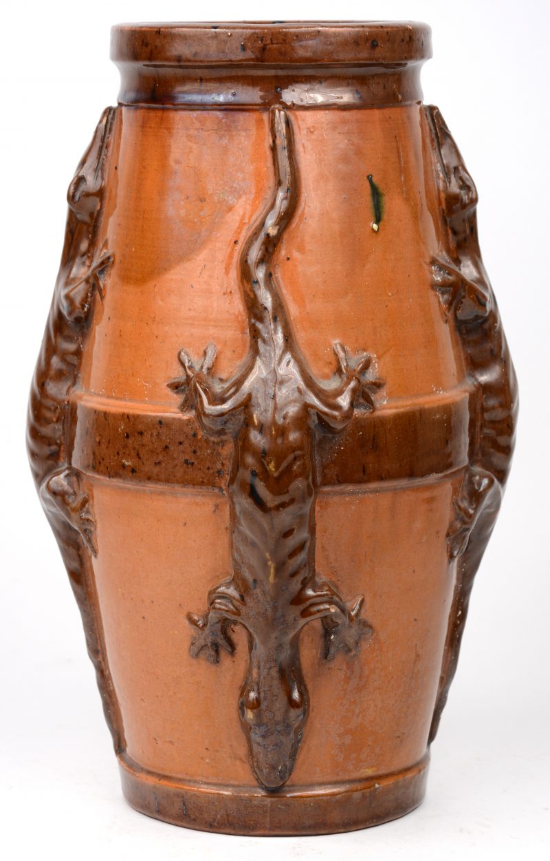Een vaas van geglazuurd aardewerk, versierd met vier hagedissen in hoogreliëf. Glazuurschilfer aan de basis.