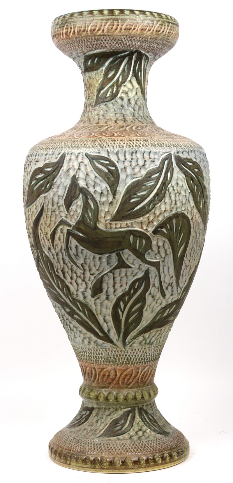 Een ceramische vaas met decor van paarden en bladeren. Onderaan gemerkt.