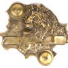 Een verguld bronzen inkstel met twee inktpotjes en een pennenhouder en versierd met leeuwenkop in reliëf.