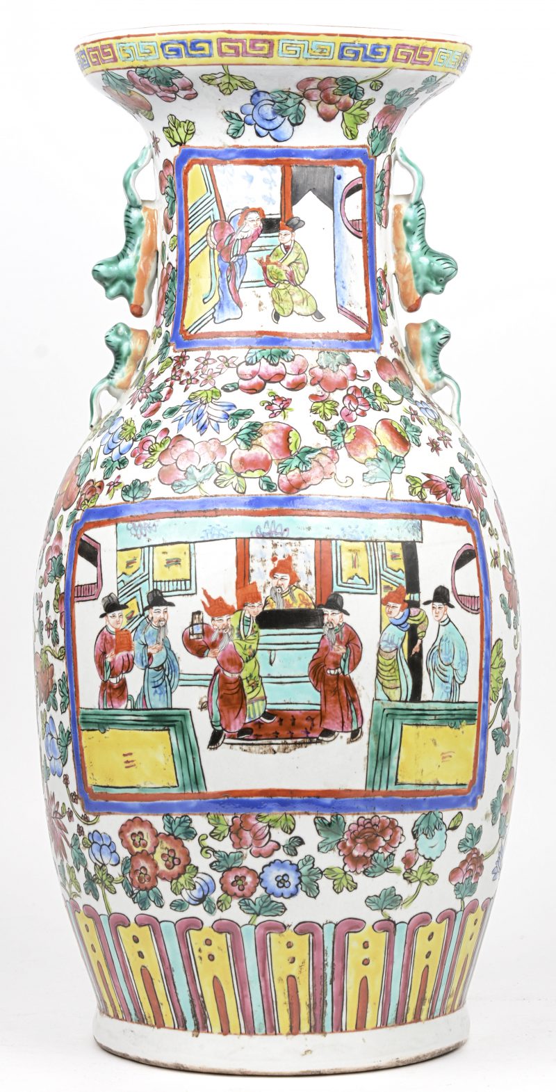 Een balustervaas van Chinees porselein met meerkleurig famille-rosedecor.