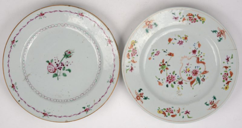 Twee verschillende borden van Chinees porselein met meerkleurige bloemendecors. Eén met haarscheur. XVIIIe eeuw.