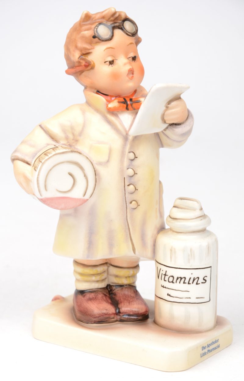 “Der apotheker”. Een beeldje van meerkleurig biscuit uit de reeks van M.I. Hummel. Onderaan gemerkt. No. 322. 1955.