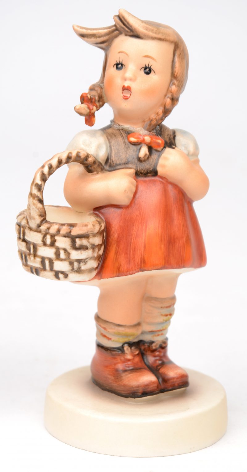 “Gretel”. Een beeldje van meerkleurig biscuit uit de reeks van M.I. Hummel. Onderaan gemerkt. No 96. Minuscuul schilfertje aan het haar.
