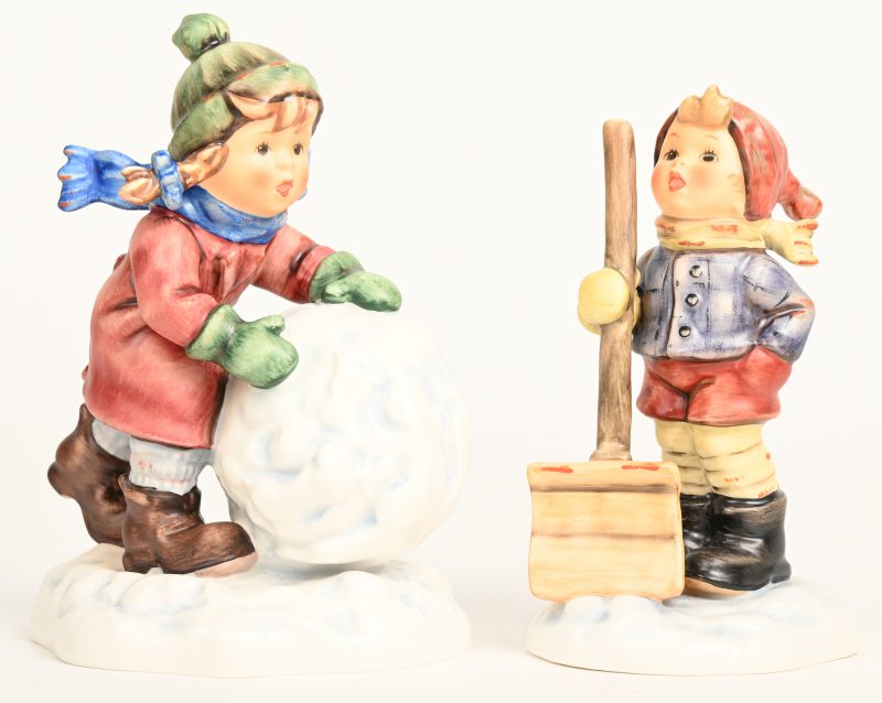 “Erster Schnee” &,“Hoffentlich schneit's bald wieder”. Twee beeldjes van meerkleurig biscuit uit de reeks van M.I. Hummel. Onderaan gemerkt. No. 2035 & 2036. Eerste uitgaves 1999.