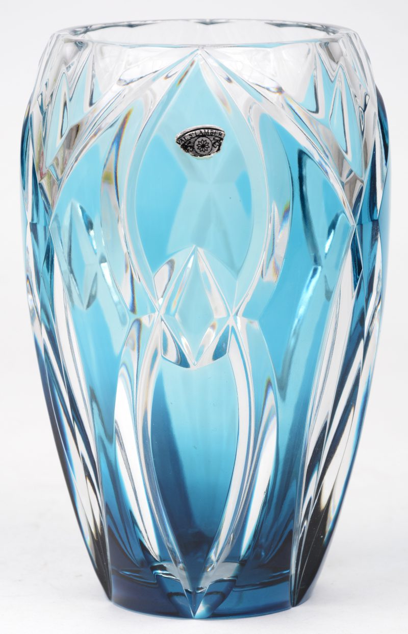 Een vaas van geslepen blauw gedubbeld kristal. Gemerkt en genummerd 15/140.