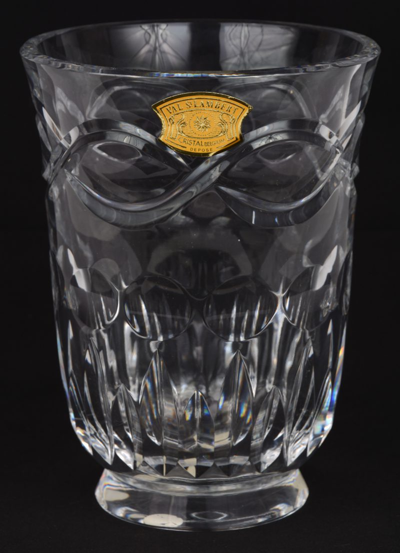 Een vaas van kleurloos kristal met geslepen decor. Gemerkt en genummerd MPU 83/1547.