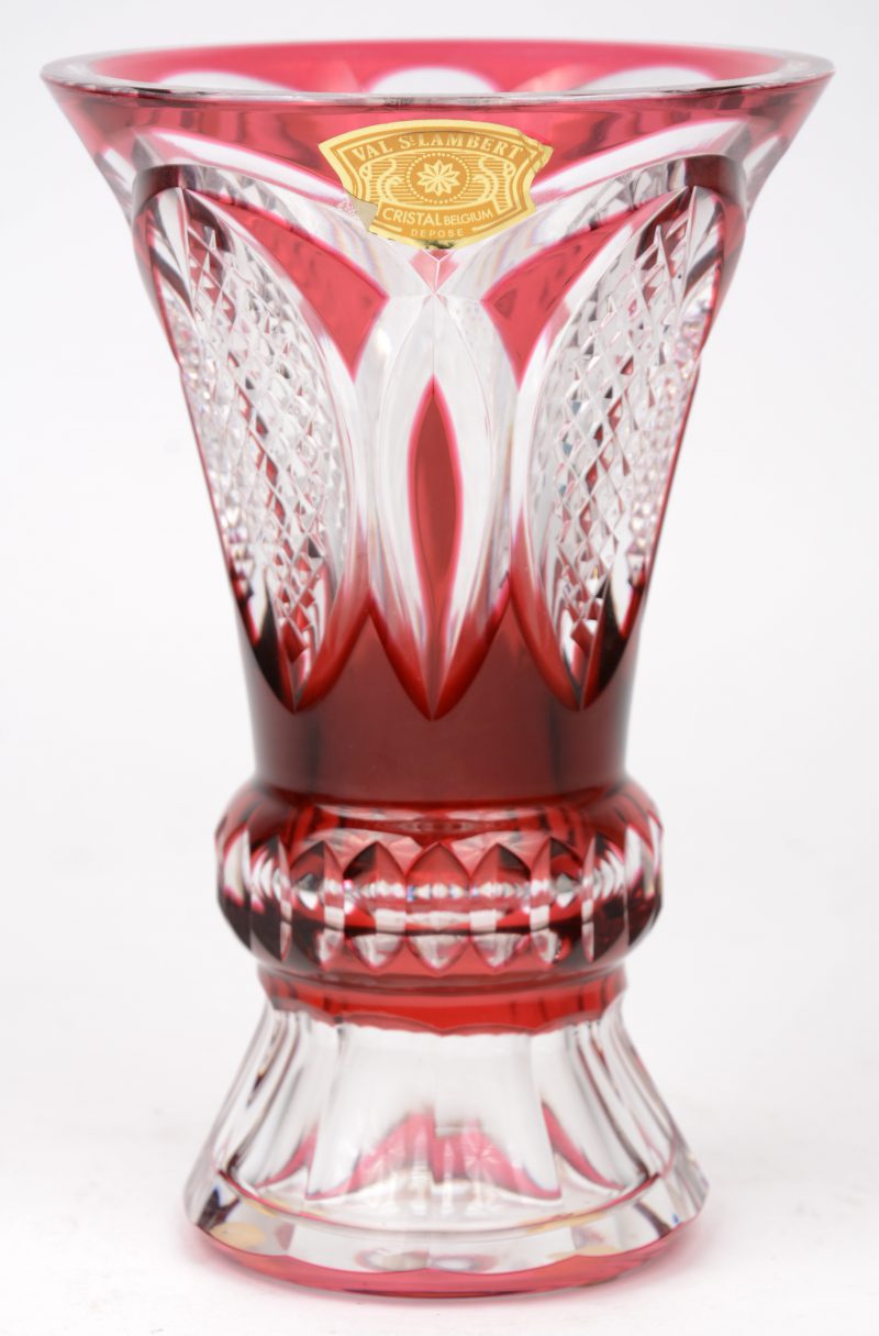 Een kleine vaas van geslepen en rood gedubbeld kristal. Gemerkt met label en onderaan. Genummerd P.U. 910/87.