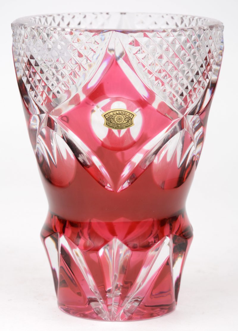 Een kleine vaas van geslepen en rood gedubbeld kristal. Gemerkt met label en onderaan. Genummerd M.P.U. 84/662.