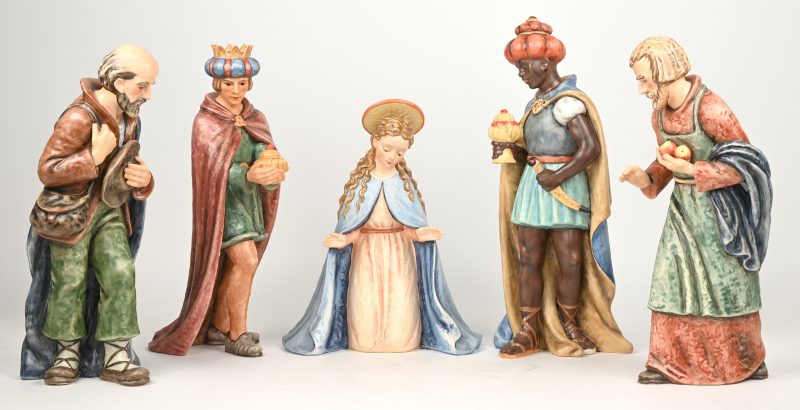 Vijf grote kerststalbeelden van meerkleurig biscuit uit de reeks van M.I. Hummel. Onderaan gemerkt. No. 260A; 260O; 260G; 260B & 260N.