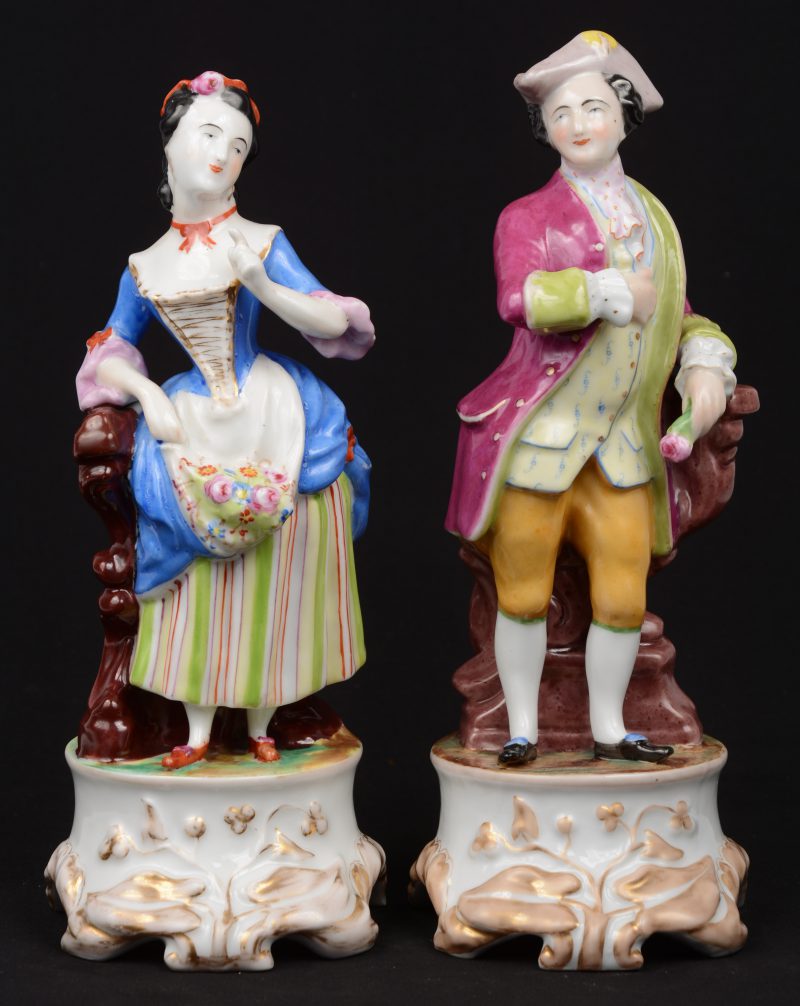 “Koppel”. Twee beeldjes van meerkleurig porselein. XIXe eeuw.