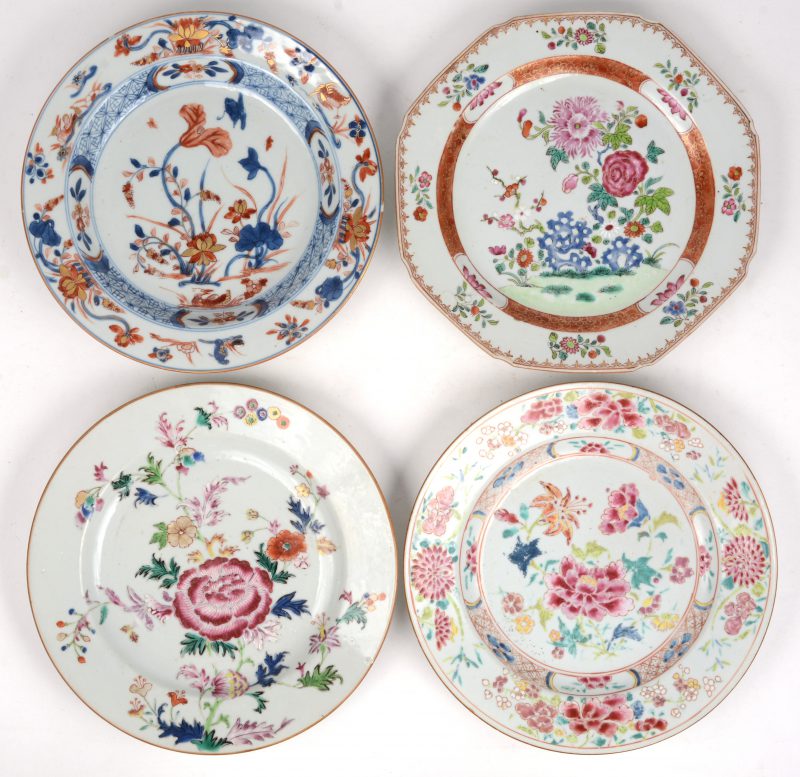 Een lot van vier verschillende XVIIIe eeuwse borden van Chinees porselein, waarvan drie met meerkleurige bloemendecors en één met Imaridecor.