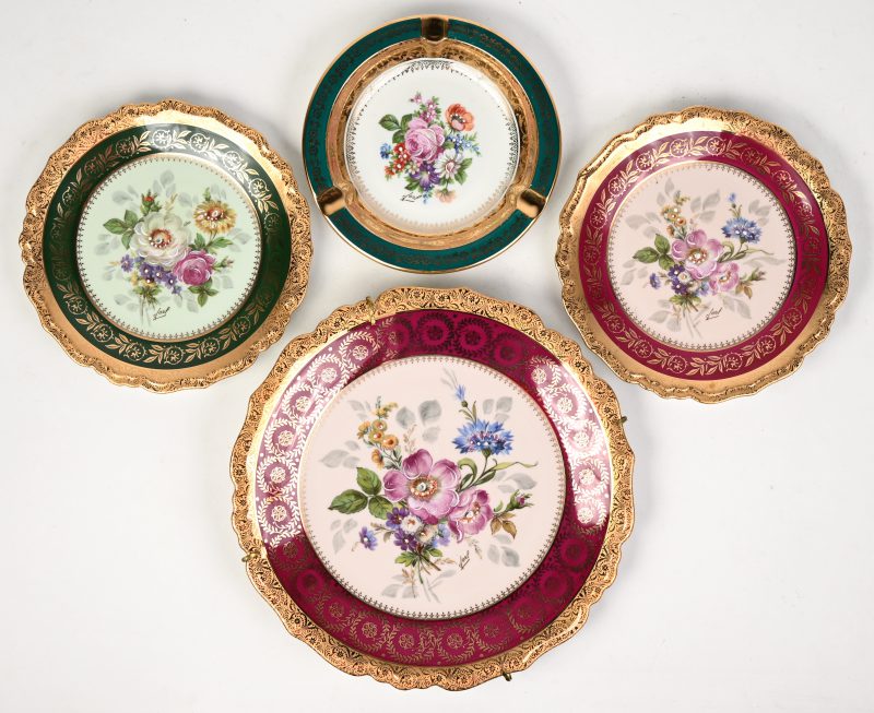 Drie sierbordjes en een asbak van meerkleurig en verguld Limogesporselein, versierd met bloemendecors. Souvenirs uit Lourdes.