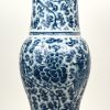 Een lampvoet van blauw en wit Chinees porselein met een decor van goudfazanten en pioenen. Op houten sokkel.