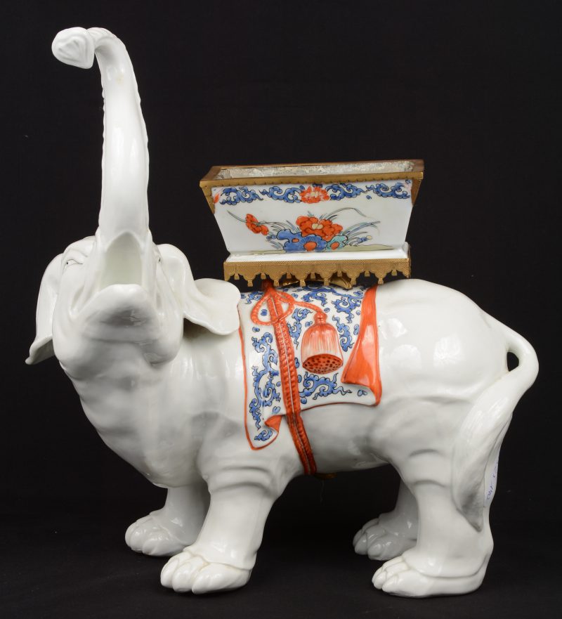 Een olifant van deels gepolychromeerd Japans porselein met kleine jardinière op de rug. Gemerkt op de buik.