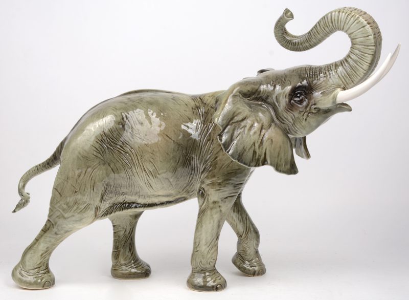 Een Afrikaanse olifant van meerkleurig porselein. Gemerkt. No. 36018.