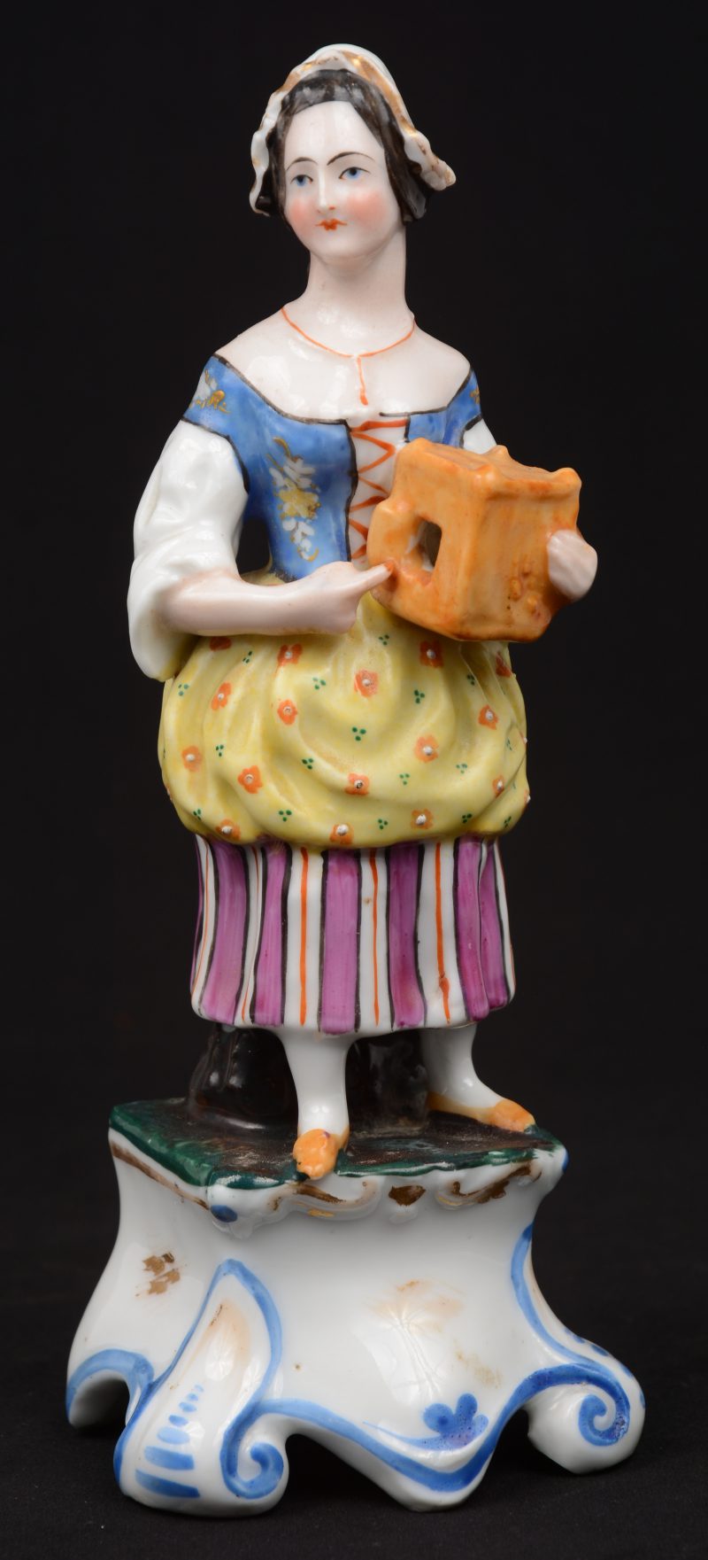 “Vrouw met voegelkooitje”. Een beeldje van meerkleurig Frans porselein. XIXe eeuw.