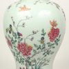 Een dekselvaasvormige lampvoet van Chinees porselein met decor van bloeiende struiken en vlinders.