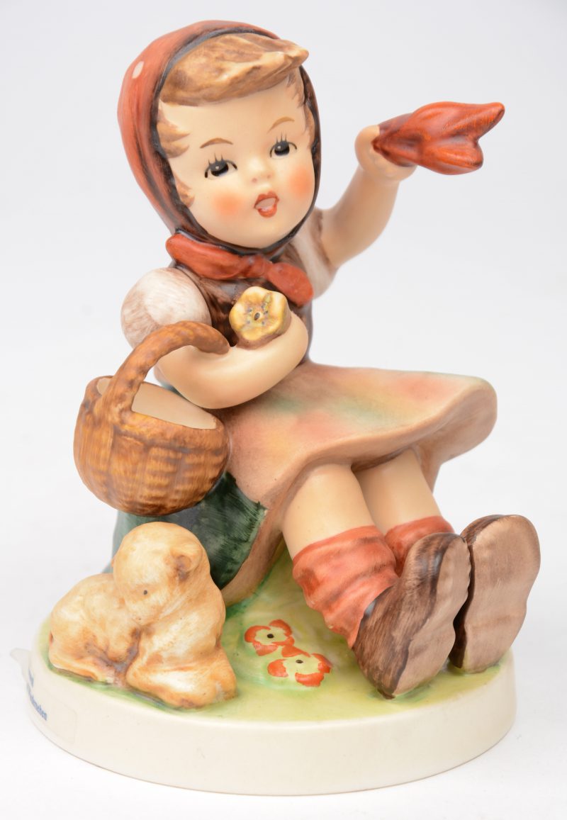 “Auf Wiedersehen”. Een beeldje van meerkleurig biscuit uit de reeks van M.I. Hummel. Gemerkt onderaan. No. 65.