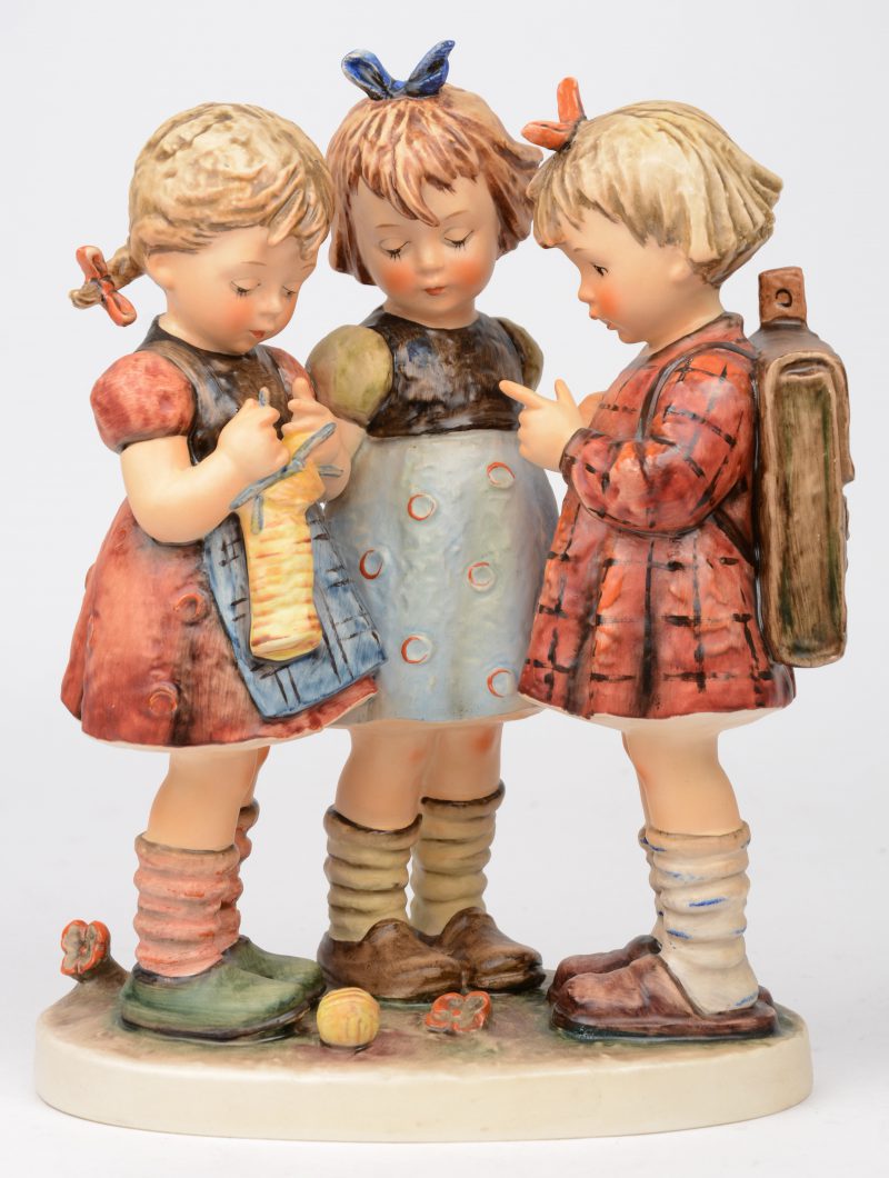 “Schoolgirls”. Een groep van meerkleurig biscuit uit de reeks van M.I. Hummel. Gemerkt onderaan. No. 177/III.