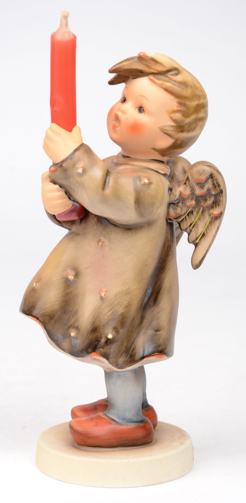 “Engel mit Kerze”. Een groepje van meerkleurig biscuit uit de reeks van M.I. Hummel. Onderaan gemerkt. No. 192. Gesigneerd door de decorateur.