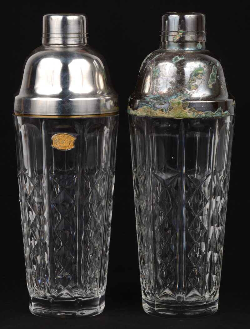 Twee kristallen shakers met verzilverde monturen. Onderaan gemerkt en één met een merkje. Eén montuur erg gecorrodeerd.