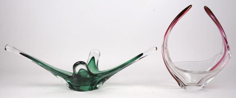 Twee grote glazen schotels van meerkleurig glas.