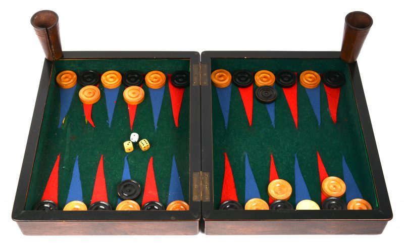 Een backgammon/ jaquetbak van gefineerd hout, versierd met ingelegde bloemenmand. Compleet.