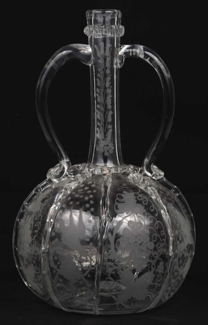 Een oorvaasje van Luiks glas met decor van druiventrossen.