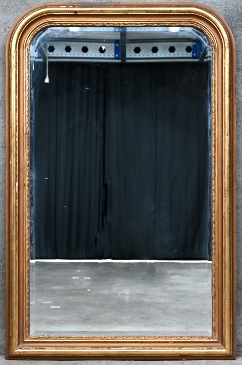 Een spiegel van verguld hout in louis philippe-stijl.