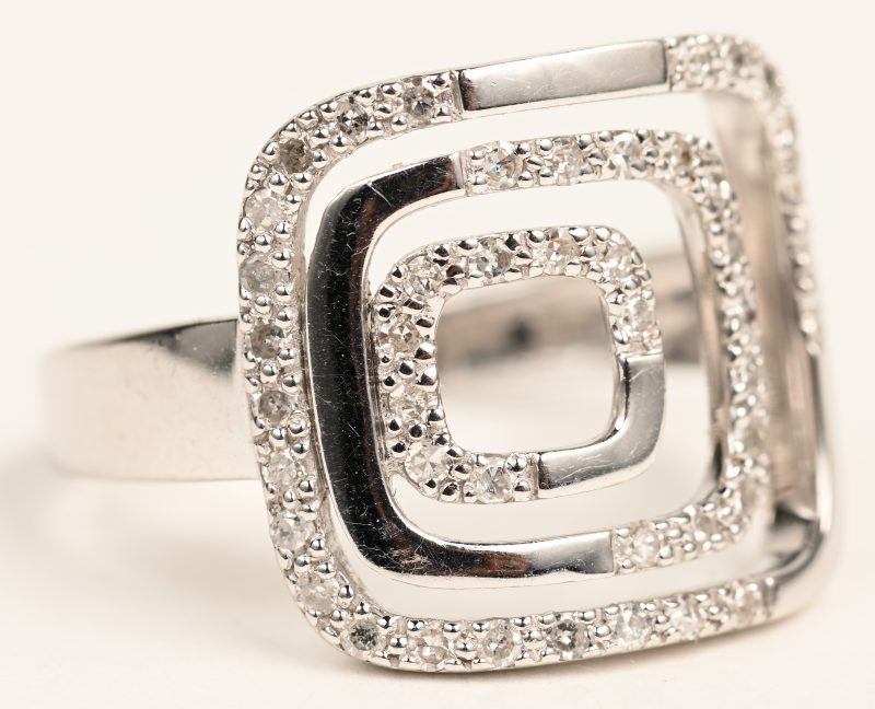 Een 18 K witgouden ring bezet met briljanten met een gezamenlijk gewicht van +- 0,20 ct.