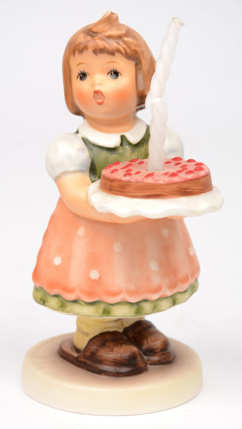 “Birthday candle”. Een beeldje van meerkleurig biscuit uit de reeks van M.I. Hummel. No. 407. Onderaan gemerkt. Exclusieve uitgave voor leden van de Goebel Collectors club No. 10. Kaarsje gebroken.