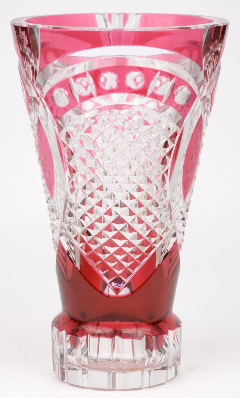 Een vaas van geslepen en deels magentakleurig gedubbeld kristal. Gemerkt onderaan en genummerd ‘P.U.’ 380/86.