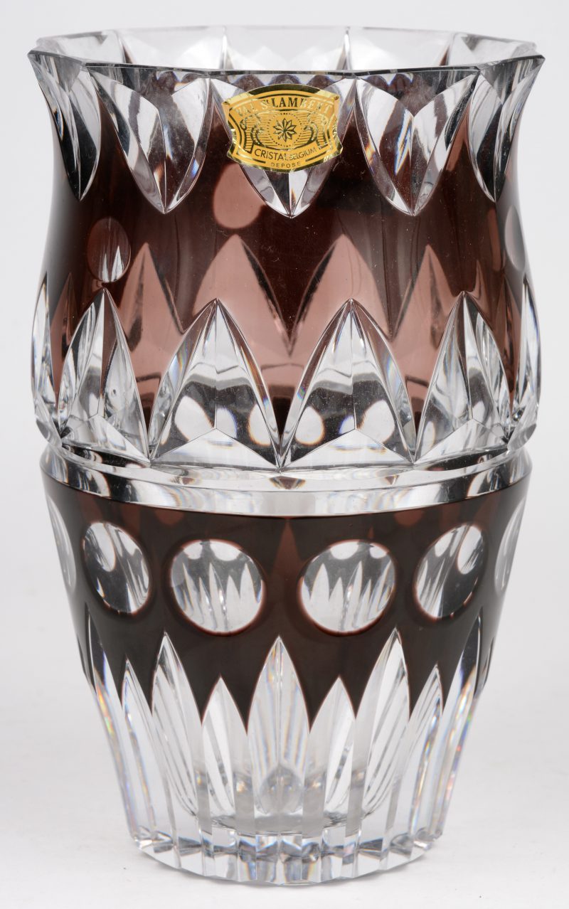 Een vaas van geslepen en deels roestbruin gedubbeld kristal. Gemerkt onderaan en met inscriptie ‘81/150 model 1925’.