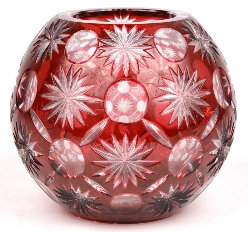 Een bolle vaas van rood gedubbeld Boheems kristal met geslepen kleurloze motieven.