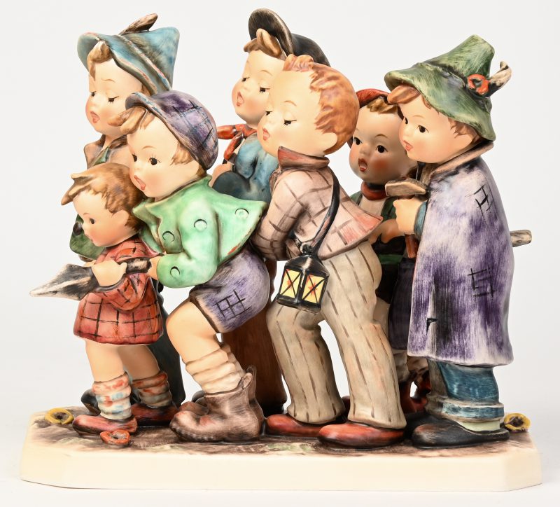 “Die sieben Schwaben”. Een groepje met zeven personages van veelkleurig biscuit uit de reeks van M.I. Hummel. Onderaan gemerkt en genummerd 347.