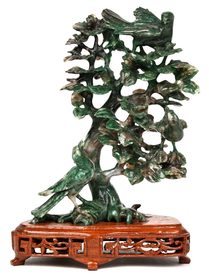 “Twee vogels in een struik”. Groepje van jadeïet met houten sokketlje. Chinees werk.