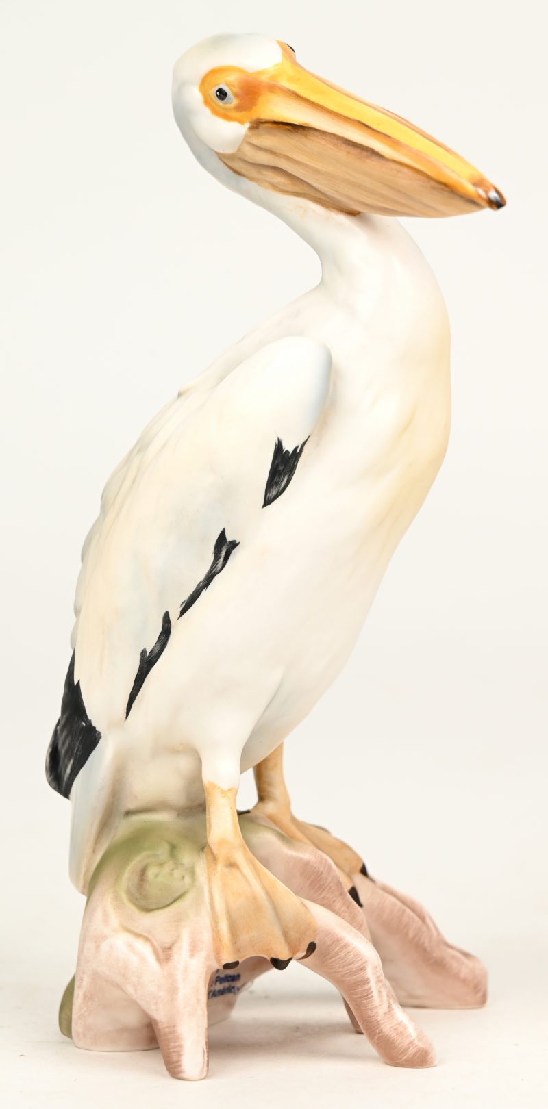 “Amerikaanse witte pelikaan”. Een beeldje van meerkleurig biscuit. Onderaan gemerkt. No. 38 524-18.