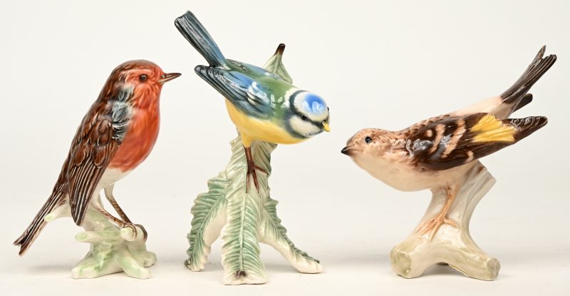 “Roodborstje”; “Vink” & “Pimpelmees”. Drie meerkleurig porseleinen vogeltjes. Allen gemerkt onderaan.
