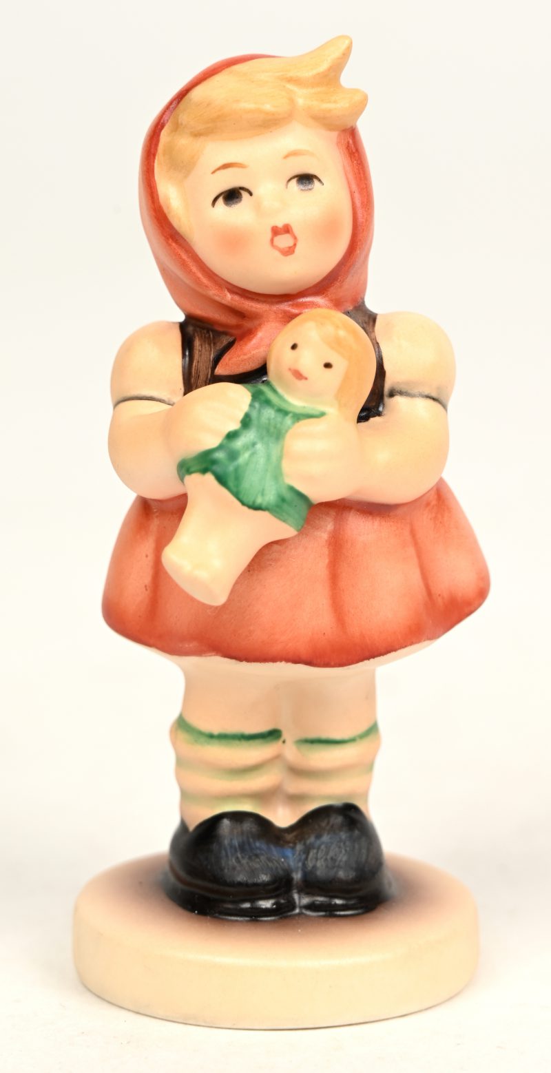 “Mädchen mit Puppe”. Een beeldje van meerkleurig biscuit uit de reeks van M.I. Hummel. Onderaan gemerkt. No. 239/B.