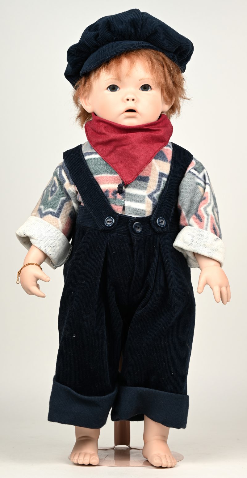 “Max”. Een pop met porseleinen hoofdje, handjes en voetjes. Ontwerp R. A. Muller. Genummerd 23/100.