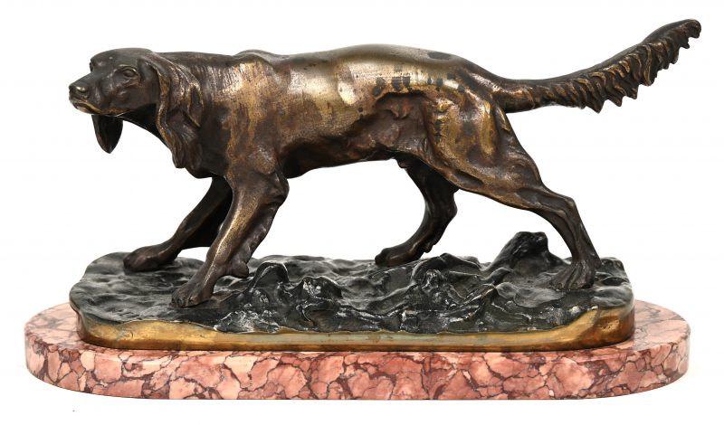 “Jachthond”. Een bronzen beeld op voetstuk van roze marmer.