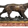 “Jachthond”. Een bronzen beeld op voetstuk van roze marmer.