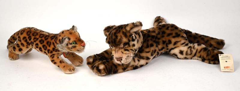 Twee pluchen luipaarden, waarbij een oude en een recentere.