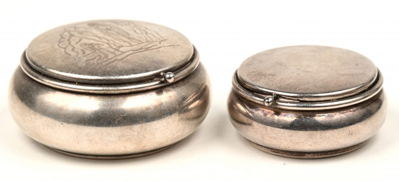 Twee verschillende zilveren doosjes. 925‰. Eén ervan met Lourdes tafereel.